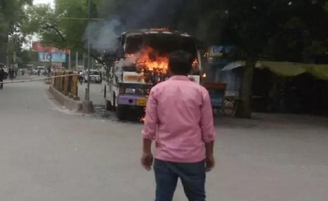 यूपी : इलाहाबाद में कचहरी के पास दिनदहाड़े वकील की गोली मारकर हत्या, विरोध में आगजनी