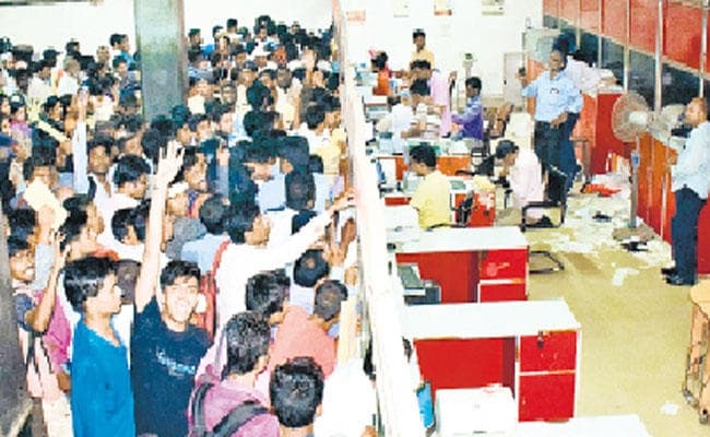 छह घंटे लगे रहे लाइन में, खुल्ला नहीं कह कर कर्मचारी फेंक दे रहेे थे पैसा