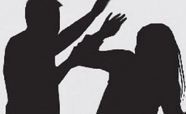 पहले जबरन मांग में डाल दिया सिंदूर, फिर साथ रहने से इन्कार करने पर आशिक ने...