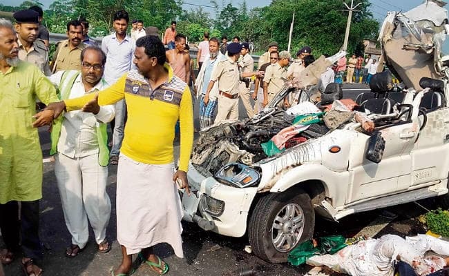 बिहार : तेज प्रताप की शादी से लौट रहे राजद जिलाध्यक्ष समेत चार मरे, ट्रक से टकरायी थी स्कॉर्पियो