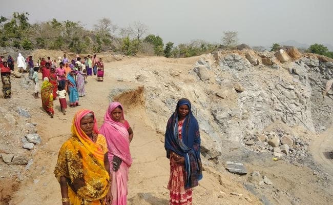 VIDEO : झारखंड में अपराधियों ने खदान को बंद कराया, महिलाओं ने पुलिस के खिलाफ की नारेबाजी