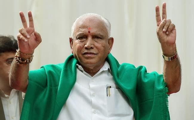 IN PICS: शपथ लेने के बाद येदियुरप्पा ने दिखाया विक्ट्री साइन