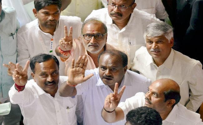 कर्नाटक दंगल : सोमवार को नये CM के रूप में शपथ लेंगे कुमारास्वामी, राज्यपाल से मिलकर पेश किया दावा