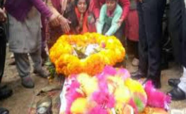 जम्मू-कश्मीर में शहीद की पत्नी ने दुधमुंहे बेटे से कहा : पापा आ गये हैं, फूल दे दो