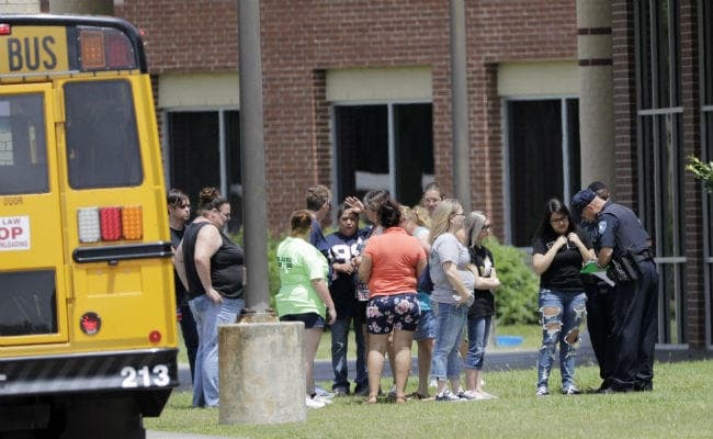 Texas : दरवाजे पर गोलियां दागते हुए अंदर घुसा बंदूकधारी, 30 मिनट तक स्कूल परिसर में रहा मौजूद Texas : दरवाजे पर गोलियां दागते हुए अंदर घुसा बंदूकधारी, 30 मिनट तक स्कूल परिसर में रहा मौजूद