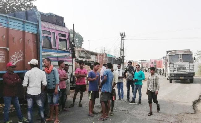 रवि को न्याय दिलाने के लिए खलारी बंद, बीजूपाड़ा रोड व जैना मोड़ जाम