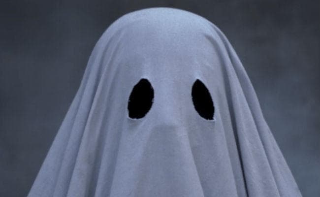 रात में भूत बनकर छात्राओं को डराती है स्कूल की वॉर्डन, करती है छेड़छाड़ और...