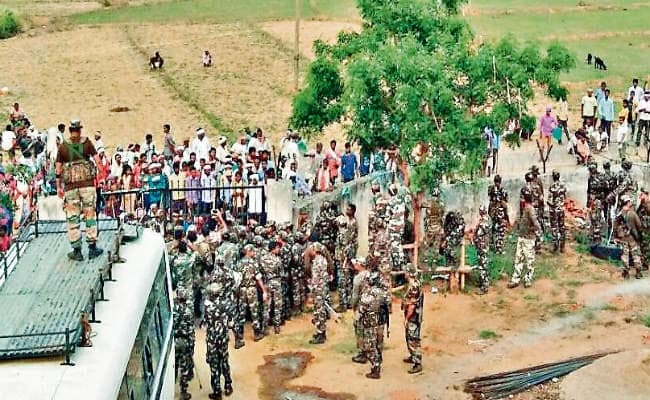 खूंटी : पत्थलगड़ी करानेवाले की गिरफ्तारी का विरोध में अड़की थाना घेरा, बंधक रही पुलिस, सड़क जाम