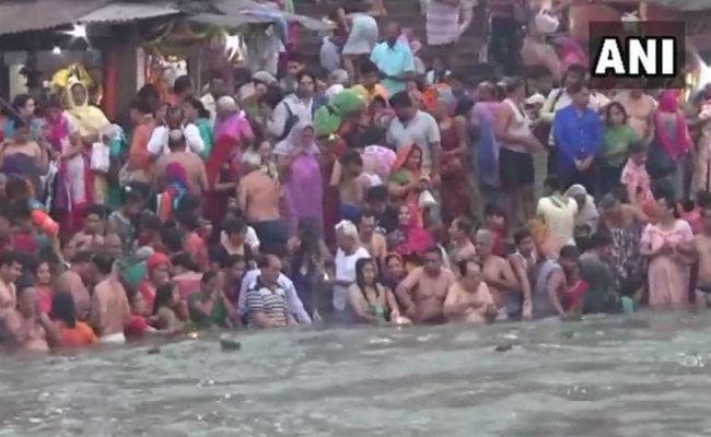 गंगा दशहरा के अवसर पर श्रद्धालुओं ने गंगा में लगायी आस्था की डुबकी