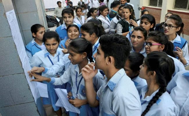 सीबीएसइ 12वीं का रिजल्ट घोषित, यूपी की मेघना श्रीवास्तव बनीं टॉपर, इस लिंक पर करें क्लिक