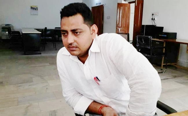 ACB ने चतरा के सहायक अभियंता को घूस लेते किया गिरफ्तार