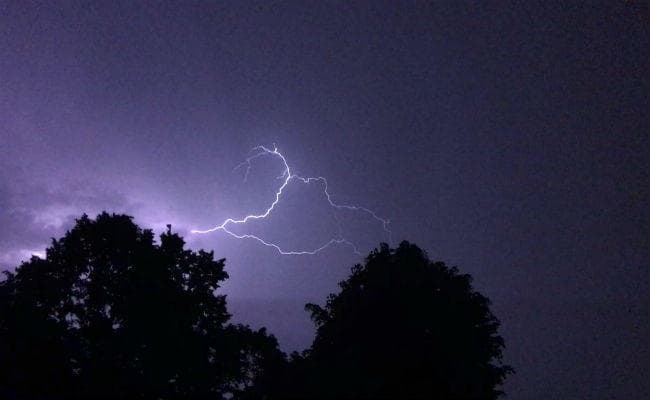 यूपी-बिहार और झारखंड में तूफान का तांडव: 40 की मौत, कई इलाकों में भारी तबाही