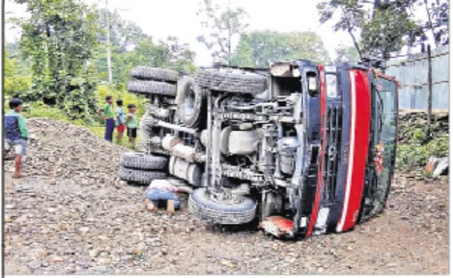डुवार्स में आंधी-तूफान ने मचायी तबाही, सैकड़ों मकानों को क्षति, िबजली के पोल उखड़े, पूरे इलाके की बत्ती गुल