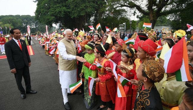 IN PICS: इस्ताना मर्डेका में पीएम मोदी का शाही स्वागत, इंडोनेशियाई राष्ट्रपति विडोडो के साथ हुई वार्ता