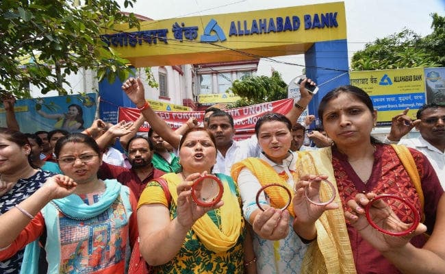 बैंक हड़ताल दूसरे दिन भी जारी, 21 बैंकों की 85,000 शाखाआें में कामकाज प्रभावित