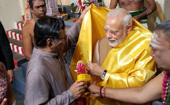 IN PICS: पीएम मोदी ने सिंगापुर में गांधी पट्टिका का किया अनावरण, मरिअम्मन मंदिर में की पूजा-अर्चना