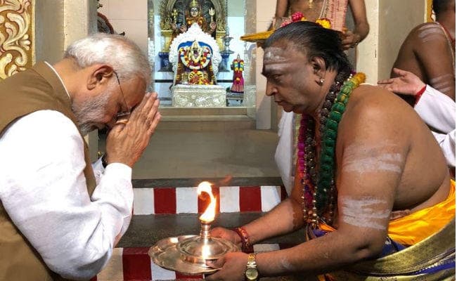 IN PICS: सिंगापुर में पहले मंदिर और फिर मस्जिद पहुंचे पीएम मोदी