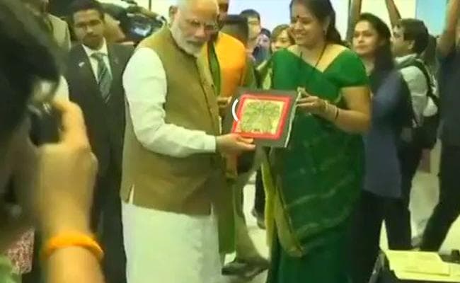 मोदी ने सिंगापुर में इंडियन हेरिटेज सेंटर का किया दौरा, रुपे कार्ड से खरीदी मधुबनी पेंटिंग