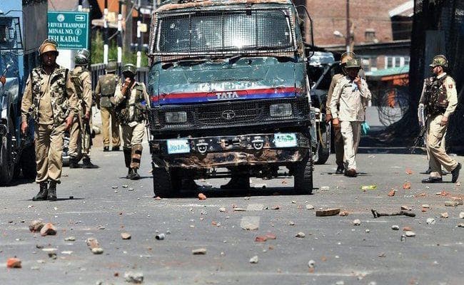 सीआरपीएफ वाहन से कुचलकर मरे युवक के अंतिम संस्कार के दौरान संघर्ष, चालक के खिलाफ मामला दर्ज