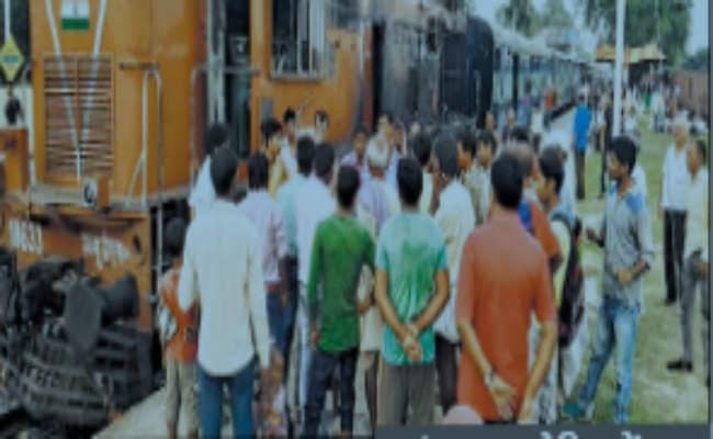 मुरारपुर हाॅल्ट पर रामपुर हाट-गया पैसेंजर ट्रेन के इंजन में लगी आग