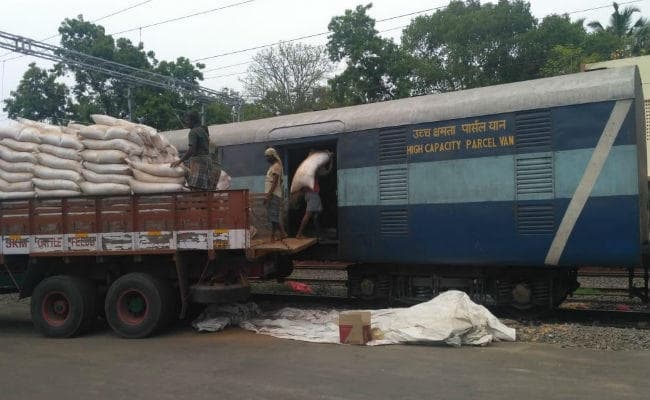 ट्रेन में ज्यादा सामान ले जाने पर लगेगा जुर्माना, पढ़ें किस श्रेणी में कितना सामान ले जाने पर है छूट