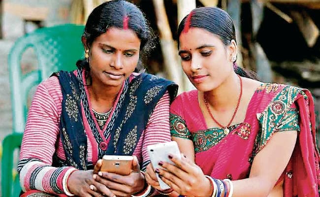ग्रामीण महिलाओं को डिजिटल साक्षर बना रहा ”इंटरनेट साथी”