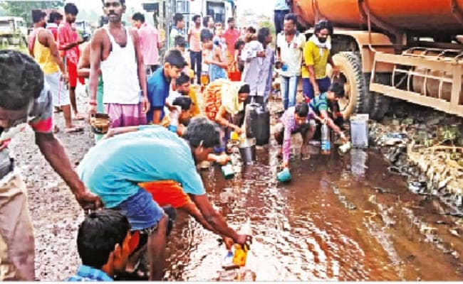 जान जोखिम में डाल पेट्रोल लूटते रहे ग्रामीण, पुलिस थी नदारद