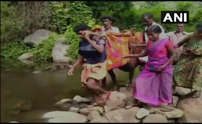 एंबुलेंस नहीं होने पर गर्भवती महिला को सात किलोमीटर तक कामचलाऊ स्ट्रेचर ढोया