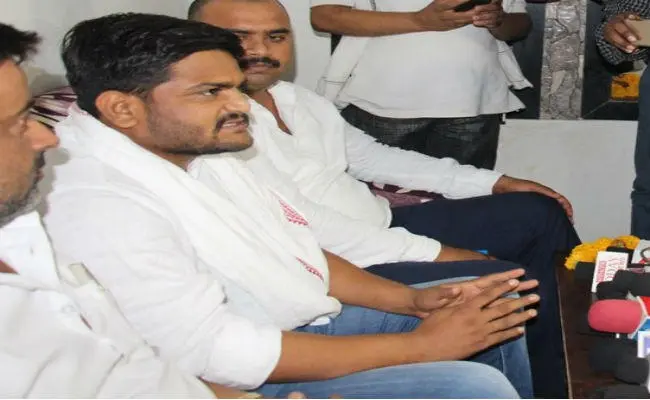 मध्य प्रदेश में हार्दिक पटेल की कार पर फेंके गये अंडे, चप्पल और पत्थर
