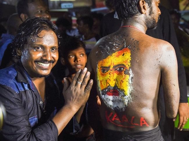 IN PICS: रजनीकांत के फैन्स पर चढ़ा ''काला'' का फीवर