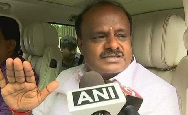 मंत्रिमंडल में जगह नहीं मिलने से रूठे कांग्रेसी विधायकों को मनाने पहुंचे कुमारास्वामी