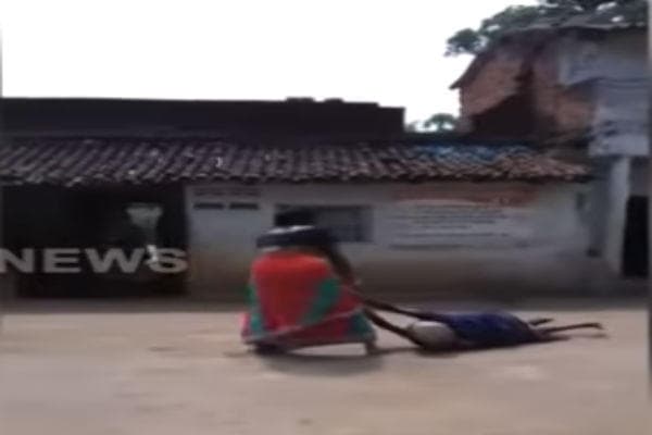 VIDEO : भूमि विवाद में बहू ने की सास की पिटाई, सड़क पर घसीटा