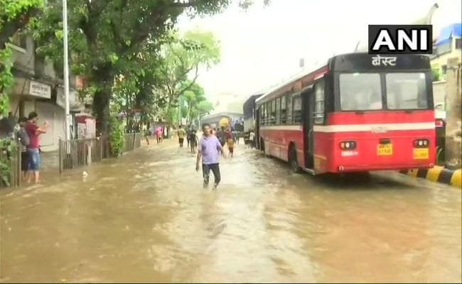 भारी बारिश से पानी-पानी हुई मायानगरी मुंबई, विमान-ट्रेन लेट, जल जमाव