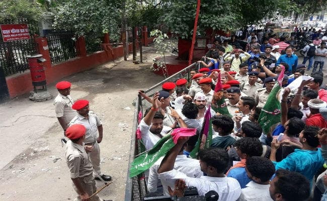 बिहार : इंटर के रिजल्ट को लेकर राजधानी पटना समेत राज्य के कई शहरों में प्रदर्शन, सीपी ठाकुर ने जतायी चिंता