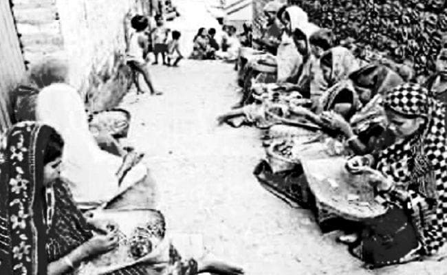 रायगंज : बीड़ी बनाकर आत्मनिर्भर बन रही महिलाएं
