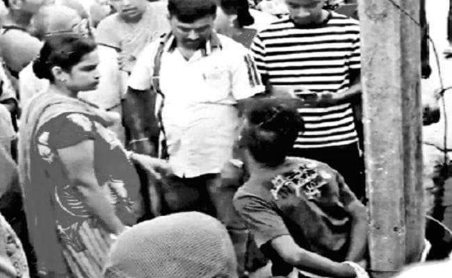 मोबाइल चोर को पहले लोगों ने खंभे से बांधकर की धुनाई फिर दे दिया इलेक्ट्रिक शॉक