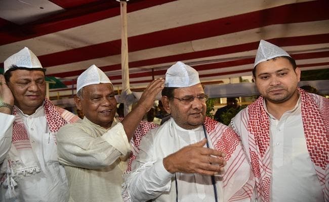 मांझी के इफ्तार में दिखी महागठबंधन की एकजुटता, शरद-तेजस्वी समेत जुटे ये प्रमुख नेता