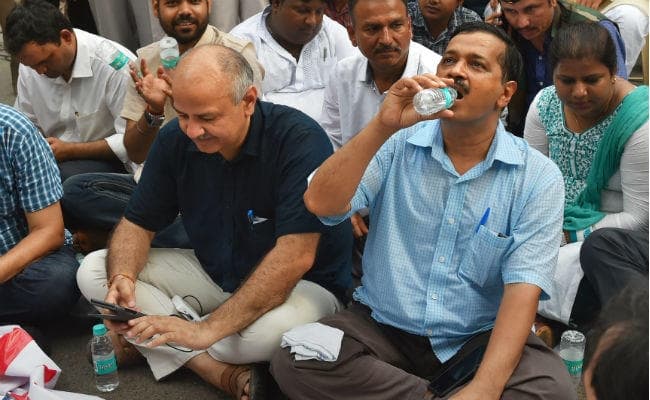 LG दफ्तर में जारी है केजरीवाल और उनके मंत्रियों का धरना, सत्येंद्र जैन ने शुरू की भूख हड़ताल