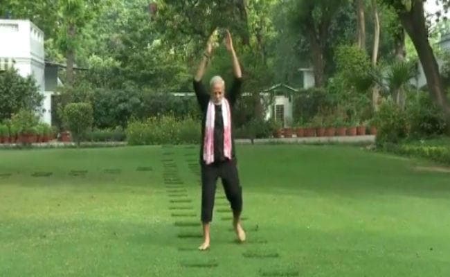 VIDEO : पीएम मोदी ने कुमारस्वामी को दिया फिटनेस चैलेंज, देखें एक्सरसाइज का वीडियो