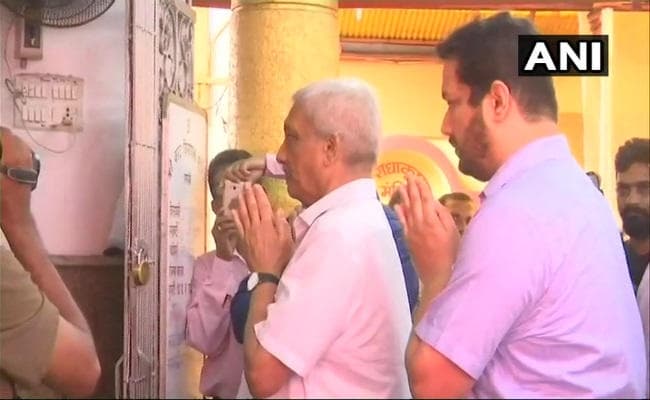 इलाज करा कर अमेरिका से लौटे मनोहर पर्रिकर गये मंदिर, संभाला कामकाज