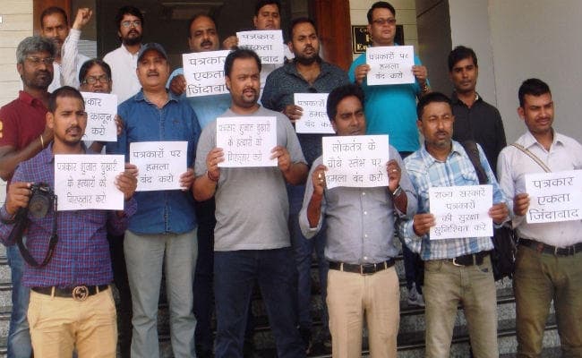 झारखंड : कश्मीर के पत्रकार शुजात बुखारी की हत्या पर रांची के पत्रकारों ने किया विरोध प्रदर्शन