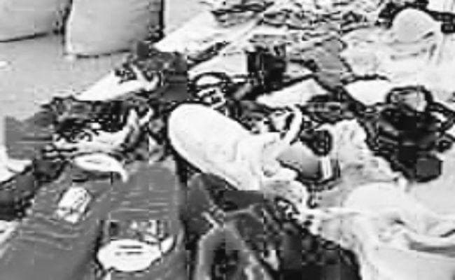 कोलकाता : एयरपोर्ट से एक करोड़ के विदेशी जूते व गारर्मेंट्स जब्त