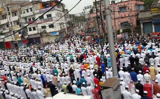 IN PICS : झारखंड में हर्षोल्लास के साथ मनी ईद, खुशहाली और अमन-चैन की मांगी दुआ