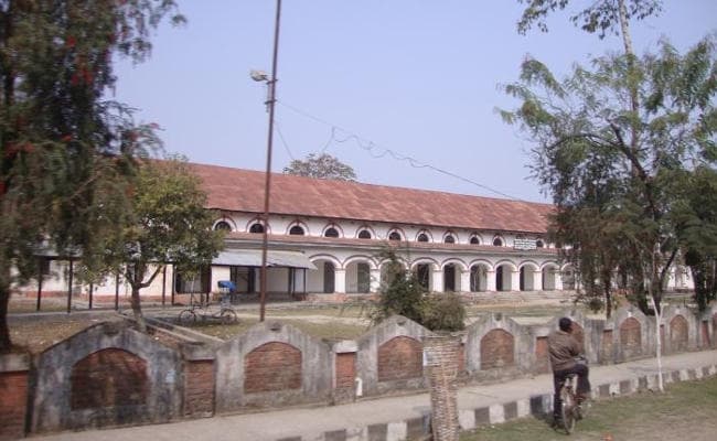 असम : कोर्ट में पत्नी की गला रेतकर हत्या