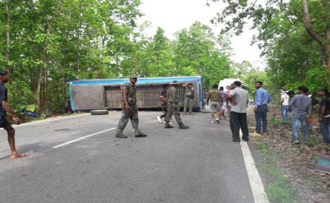 चक्रधरपुर : बारात से लौट रही बस पलटी, 30 लोग गंभीर रूप से घायल