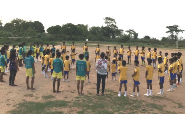 FIFA फीवर : झारखंड में फुटबॉल से रुक रहा है पलायन, लड़कियां दे रही लड़कों को टक्कर : VIDEO