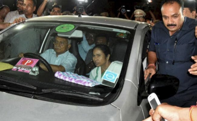 ''LG कार्यालय में अरविंद केजरीवाल से मुलाकात की ममता बनर्जी को नहीं मिली अनुमति''