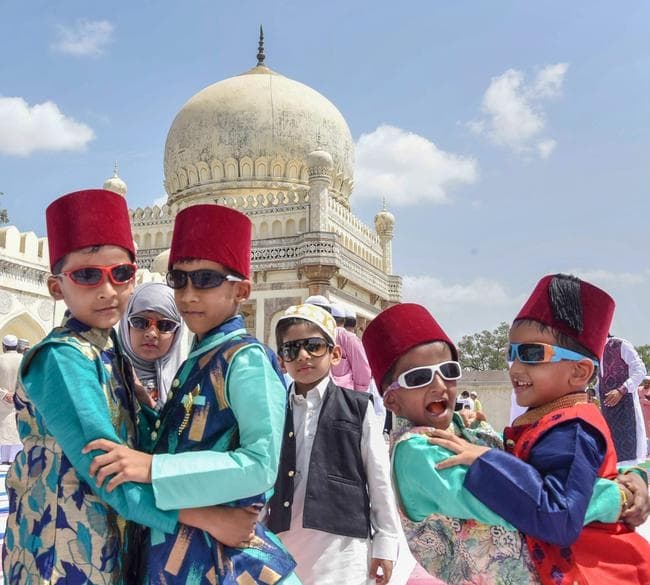 IN PICS: पूरे देश में ईद की धूम