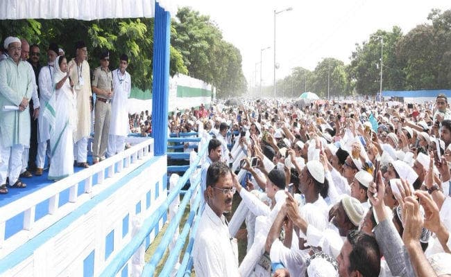 ईद की शुभकामना और बधाई देने रेड रोड पर पहुंचीं मुख्यमंत्री