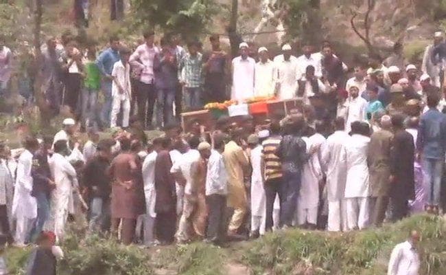 पाकिस्तान विरोधी नारों के बीच शहीद औरंगजेब सुपुर्द-ए-खाक